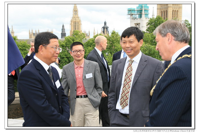 與國土資源部副部長李元及RICS學(xué)會主席Graham Chase先生交談.jpg